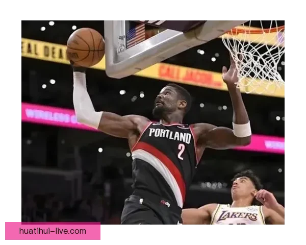 雷迪克称球队限制艾顿海斯三分詹姆斯表现依旧令人惊叹